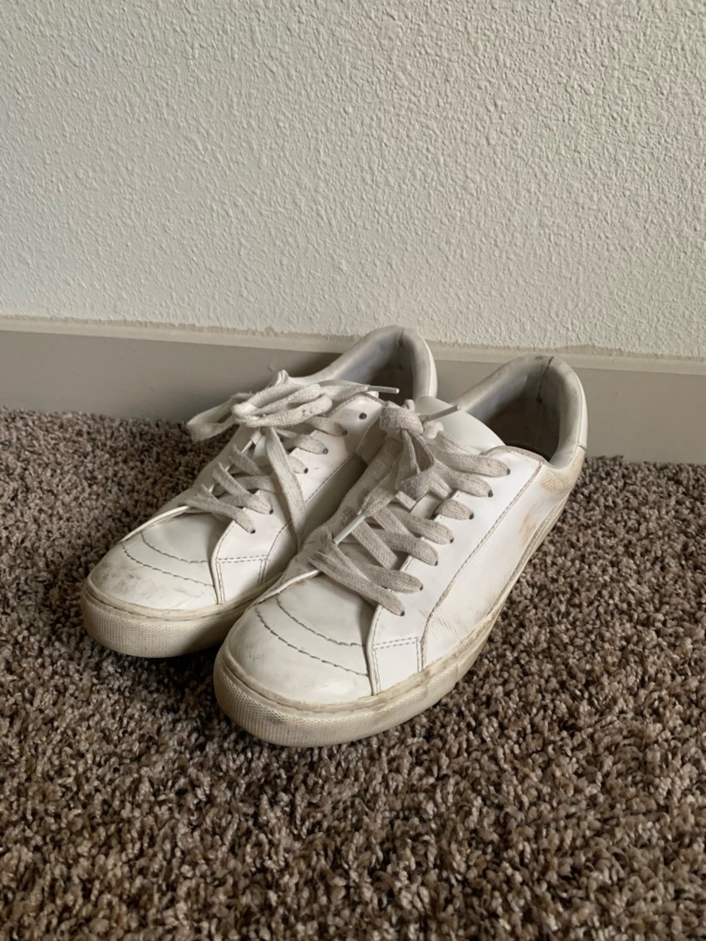 Universal Thread Women’s White Leather Sneakers Sz 9